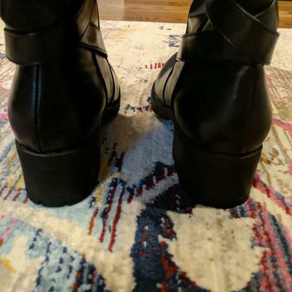 Just-over-the-knee black boots - Picture 6 of 7